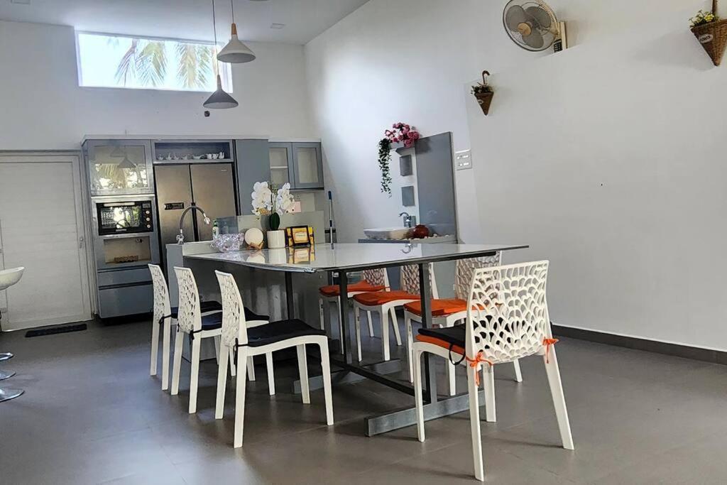 The Urban Getaway Villa Thiruvananthapuram Exteriör bild